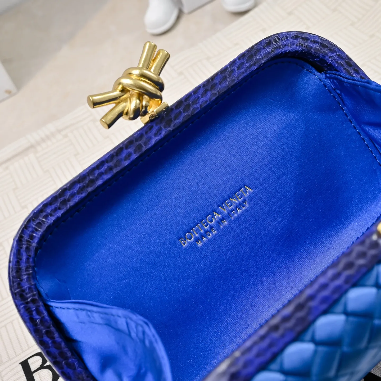 Batch 1460 #BV Knot woven evening bag series ~ Each bag reveals exquisite elegance💫Iconic classic silk weaving➕snake skin trimming with knot buckle, soft and delicate feel. The design is small and exquisite, low-key without logo, elegant and elegant. Paired with evening dress or cheongsam, it has the atmosphere of a famous and wealthy lady. Full of aura and invincible texture💃 Model: 7622 Dimensions: 20x12x5.5
